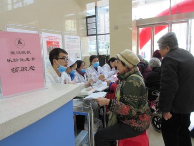 樂齡同行，健康相伴——市六醫(yī)院攜手晚報俱樂部為老人送上冬日暖陽